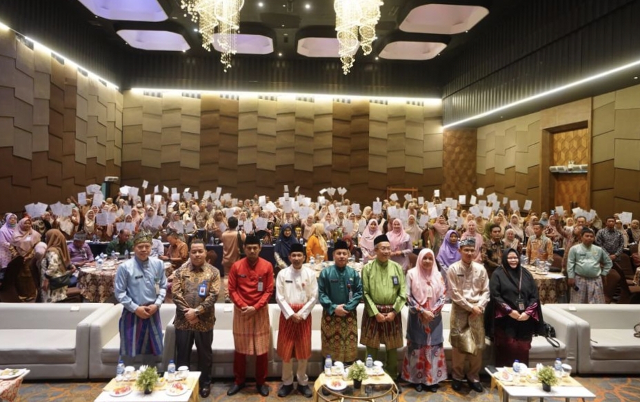 Pemprov Riau Serahkan 200 Legalitas NIB dan Sertifikasi Halal Bagi UMKM