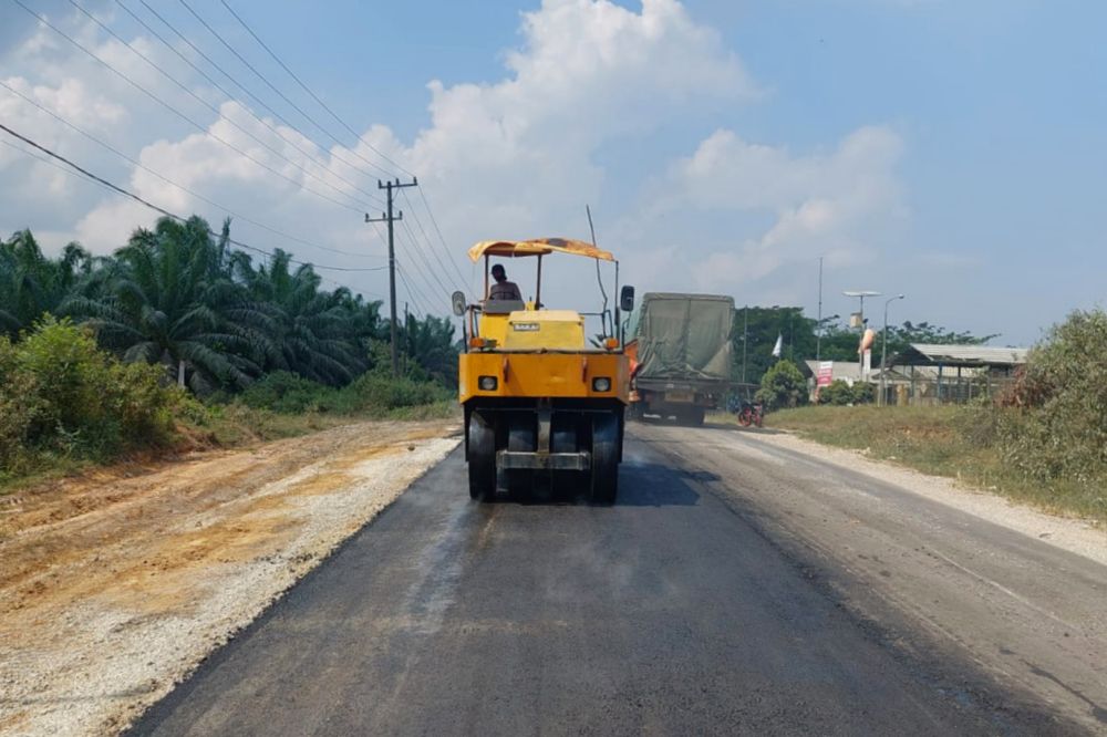Respon Permintaan Bupati Inhu Perbaiki Jalan, Pemprov Riau Langsung Lakukan Pengerjaaan
