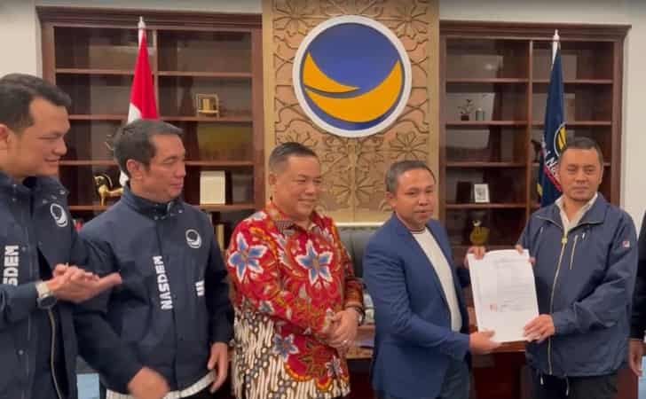 DPP NasDem Serahkan SK Dukungan Kepada Abdul Wahid - SF Hariyanto Maju di Pilkada Riau