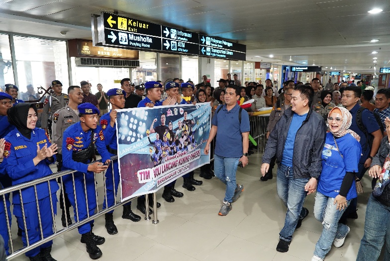 PJU dan Istri Serta Ratusan Personil Polda Riau Sambut Kedatangan Tim Volly Polda Riau Dengan Penuh Suka Cita