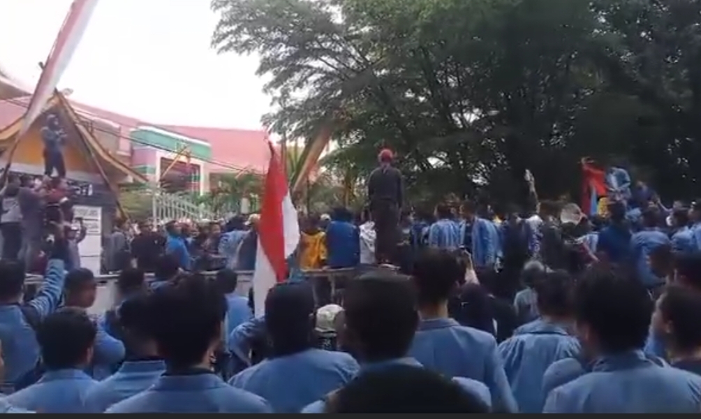 Aksi Demo Mahasiswa di DPRD Riau Sempat Ricuh, Sejumlah Mahasiswa Dilarikan ke Rumah Sakit