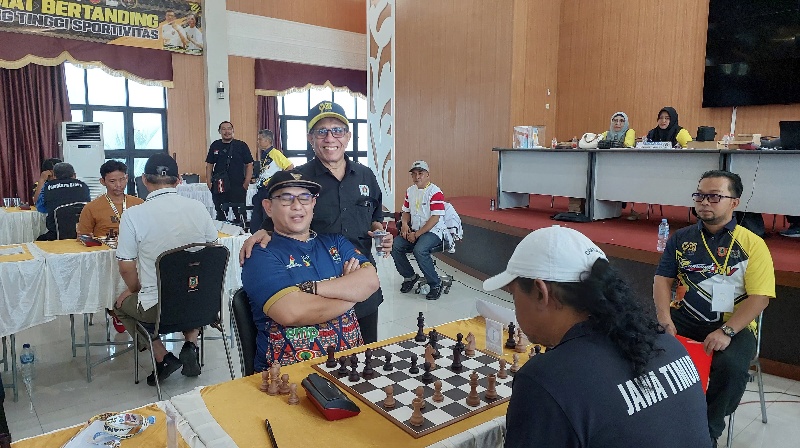 Tunjukkan Profesionalisme, Momen Hendry Ch Bangun Bertemu Orang yang Coba Mengkudetanya