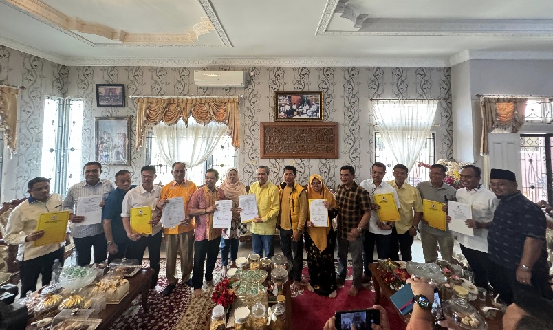 Golkar Serahkan SK Dukungan Kepada Paslon Kepala Daerah di 11 Kabupaten/Kota se-Riau