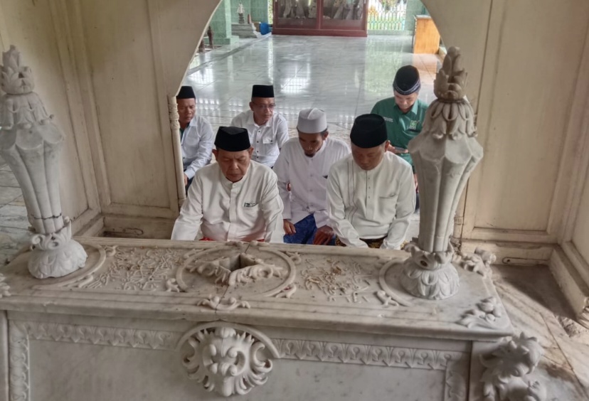 Jelang Mendaftar ke KPU, Irving-Sugianto Ziarah Makam Para Sultan Siak