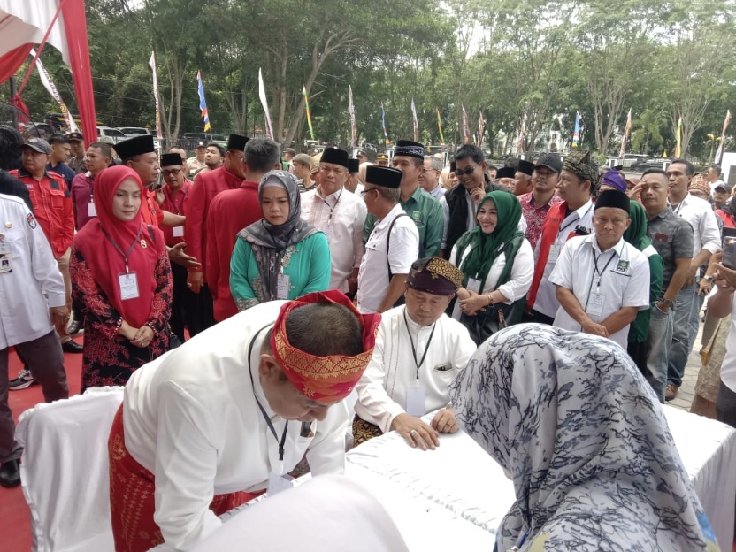 Diantar SF Hariyanto dan Ratusan Pendukung, Irving-Sugianto Mendaftar ke KPU Siak