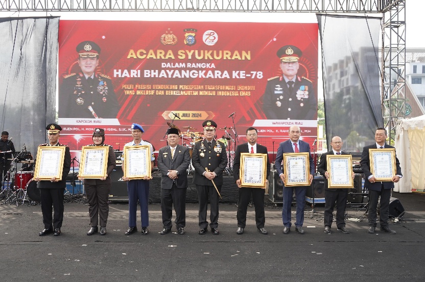 HUT Bhayangkara, Dirut PHR Terima Penghargaan Kapolda Riau
