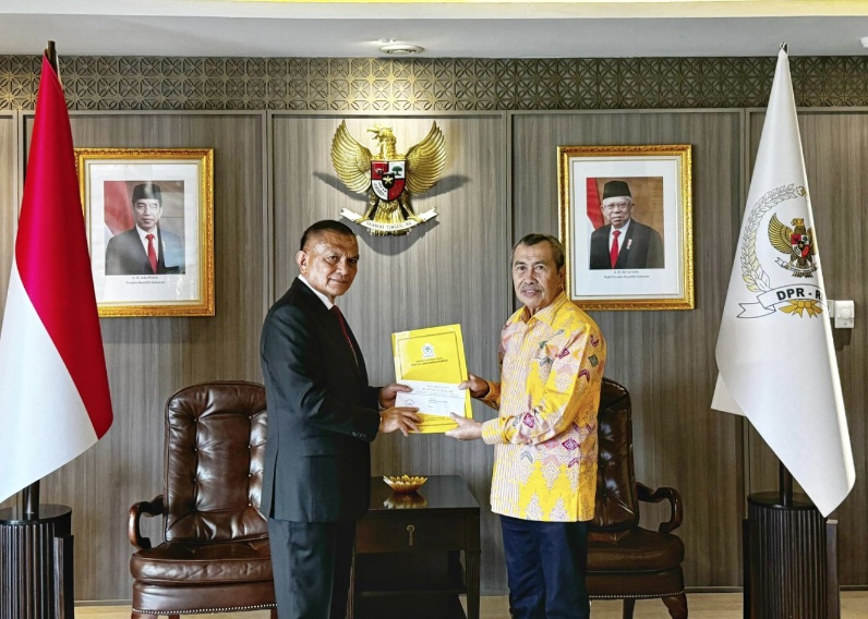 Lodewijk F Paulus Serahkan Mandat Calon Gubernur Riau kepada Syamsuar