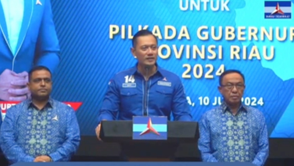 Ketum Partai Demokrat Serahkan SK Sebagai Cagub-Cawagub Kepada M Nasir dan Wardan