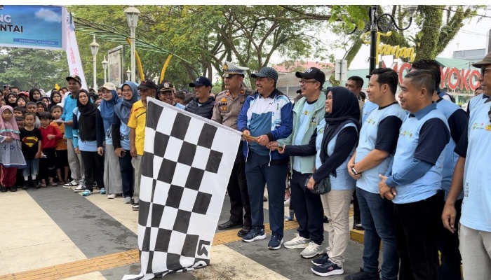 Hujan Pun Tak Mampu Padamkan Semangat Ribuan Peserta Jalan Sehat PWI Siak 2024 di Tualang