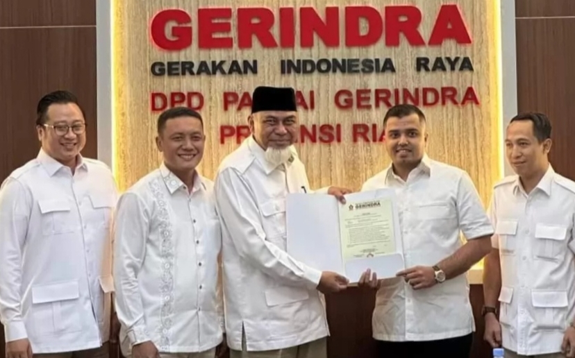 Gerindra Serahkan Surat Tugas Kepada Andry Saputra dan Ustadz Suhaidi Untuk Bertarung di Pilkada Pekanbaru dan Inhil