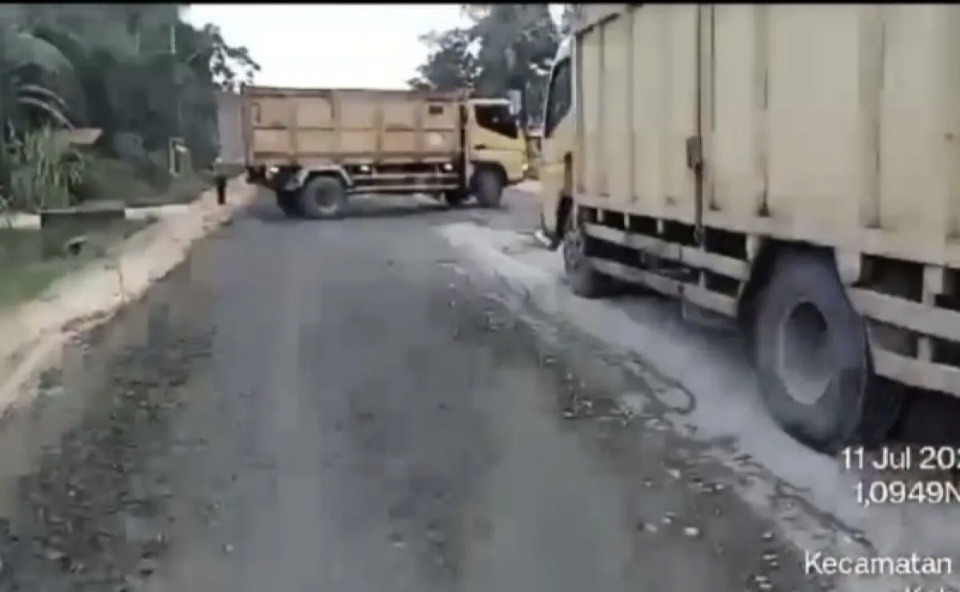 Jalan Sudirman Sungai Apit Rusak Akibat Truk Sawit Lebihi Tonase, Pemilik Peron Diberi Peringatan