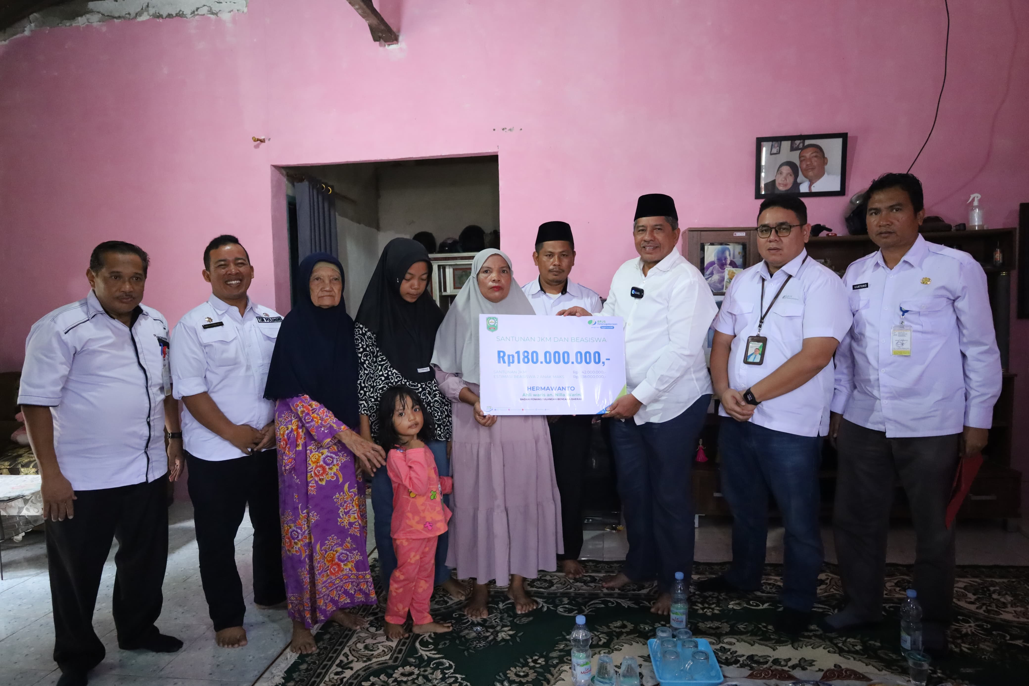 Rini Terkejut Didatangi Bupati Siak Untuk Serahkan Santunan dan Beasiswa