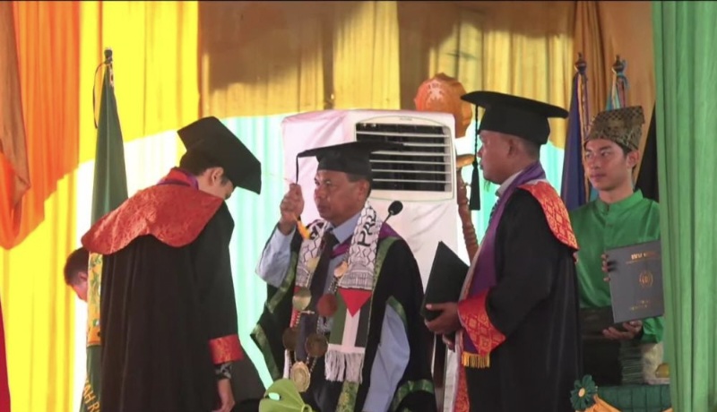 Wisuda 394 Mahasiswa, Rektor Umri Berharap Alumni Berperan Dalam Mencerahkan Bangsa