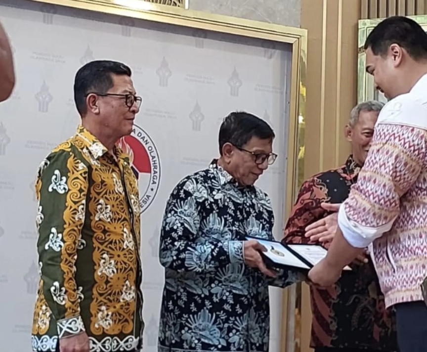 Ketua Umum PWI Pusat, Hendry Ch Bangun Terima Penghargaan dari Kemenpora