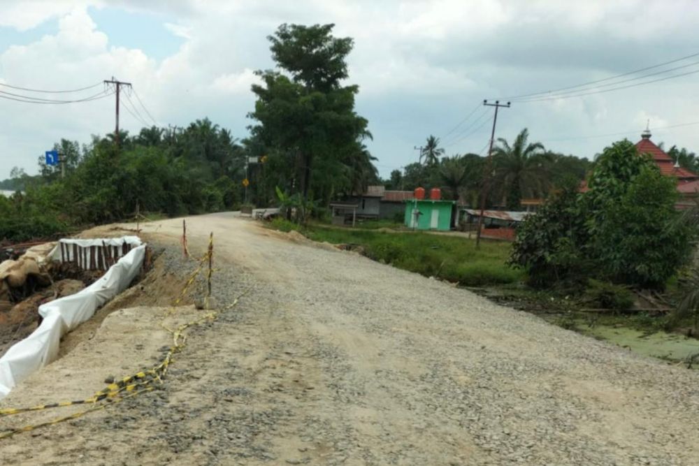 Jalan Longsor di Pekan Tua Inhil Sudah Bisa Dilintasi Kendaraan Roda Empat