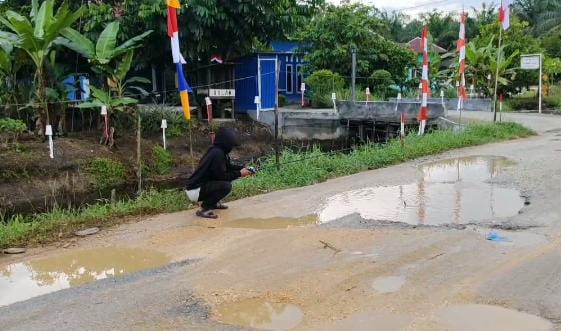 Celetuk Warga Kampung Kemuning Muda : Saat Kampanye Janji Perbaiki Jalan, Sudah Terpilih Jalan Rusak Itu Pun Terabaikan