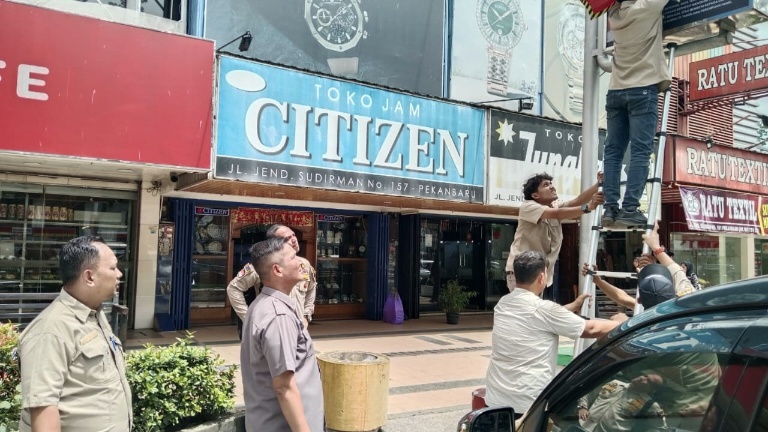 Bapenda Pekanbaru Tertibkan Puluhan Reklame Habis Izin Pasangnya