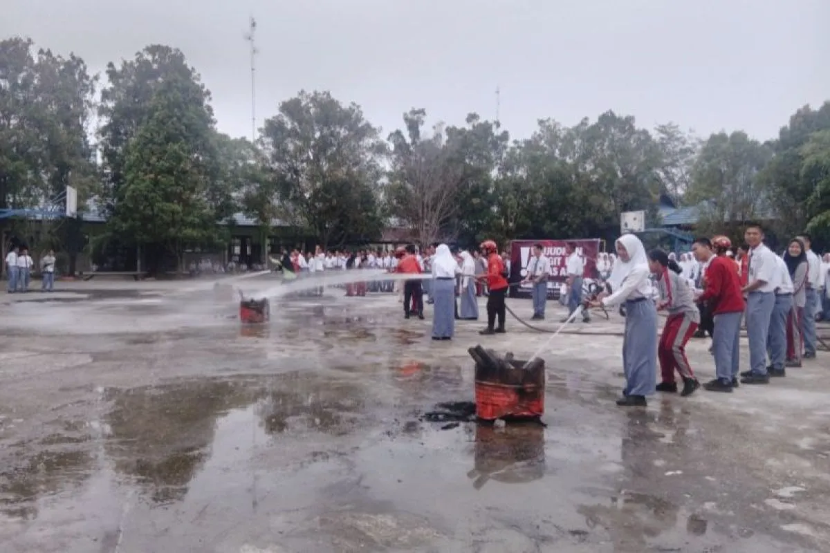 Arara Abadi-APP Group dan JKR Gelar Sosialiasi, Siswa SMAN 1 Siak Praktik Pemadaman Karhutla