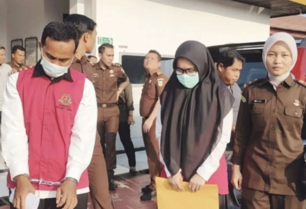 Kejari Inhu tahan Dua Tersangka Korupsi di Bawaslu