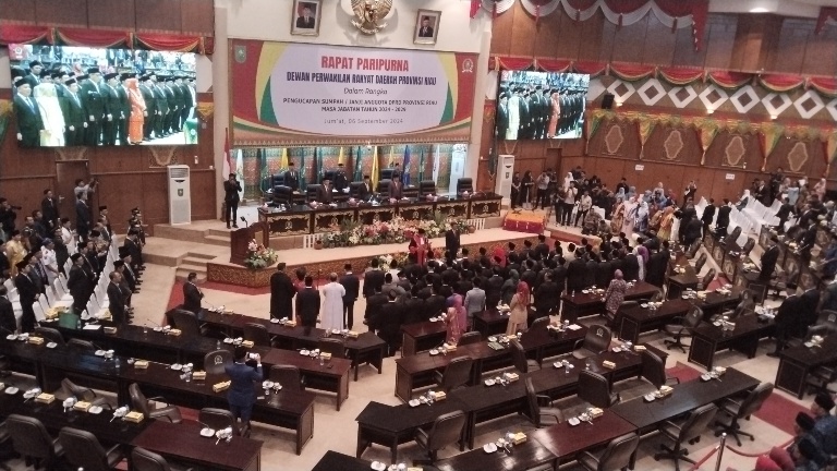 65 Anggota DPRD Riau Dilantik dan Diambil Sumpahnya
