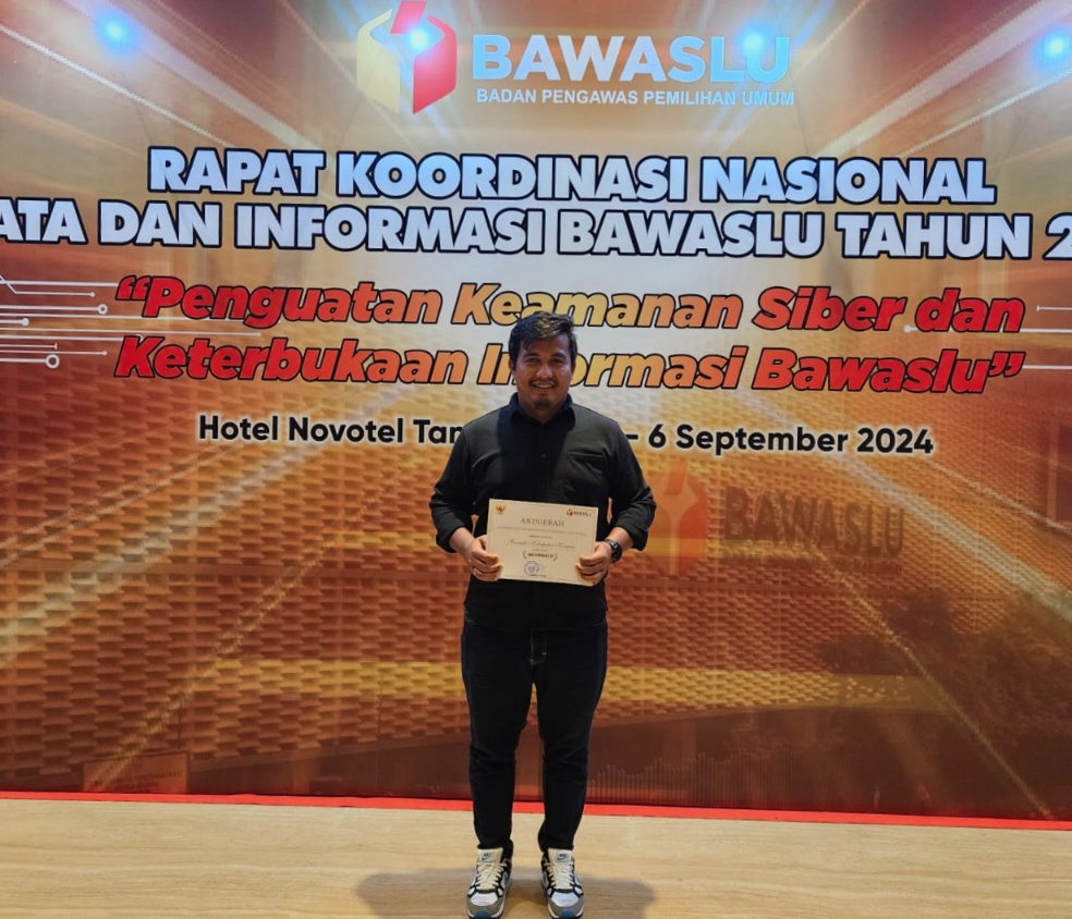 Bawaslu Kampar Raih Penghargaan Keterbukaan Informasi Publik