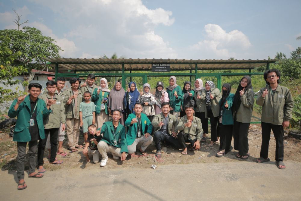Disambut Positif Warga, Mahasiswa KKN UMRI Bangun Bank Sampah di Meranti Pandak