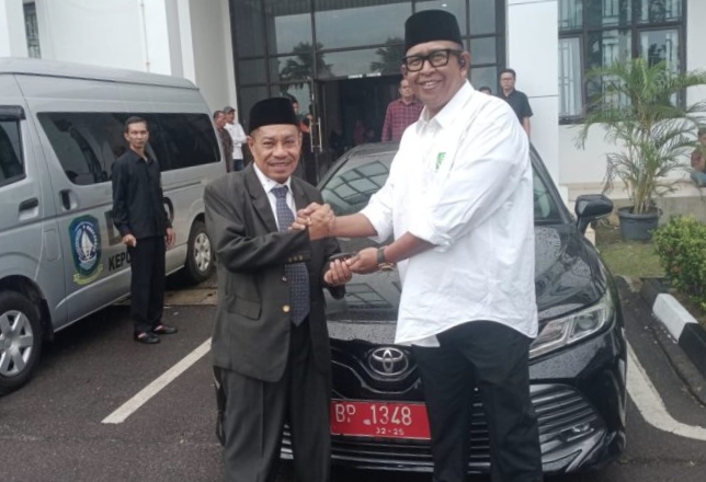 Pindah Bertugas ke Senayan, Pimpinan DPRD Kepri, Rizki Faisal serahkan Mobil dinas ke Setwan