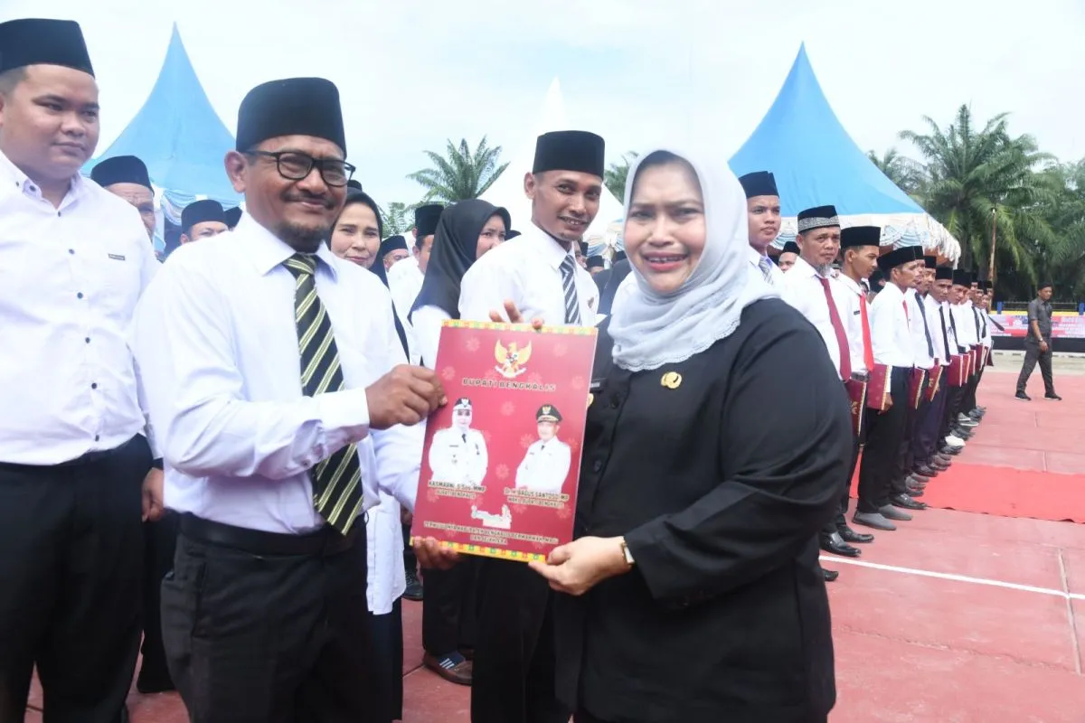 Bupati Bengkalis minta Kades dan Anggota BPD Yang Masa Jabatannya Diperpanjang Tingkatkan Pelayanan