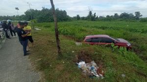 Supir Mengantuk, Mobil Avanza Masuk Parit di Jalan Sudirman