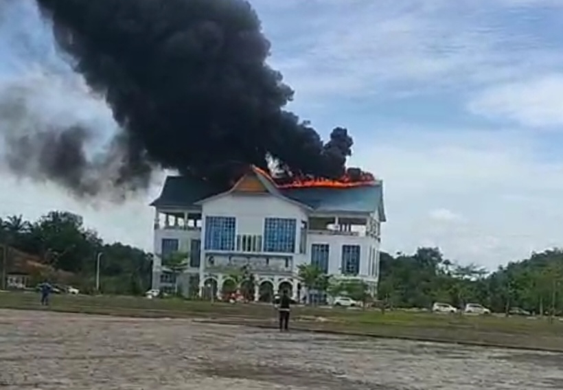 Jelang Shalat Jumat, Gedung Dinas Perhubungan dan PUPR Pekanbaru di Tenayan Terbakar