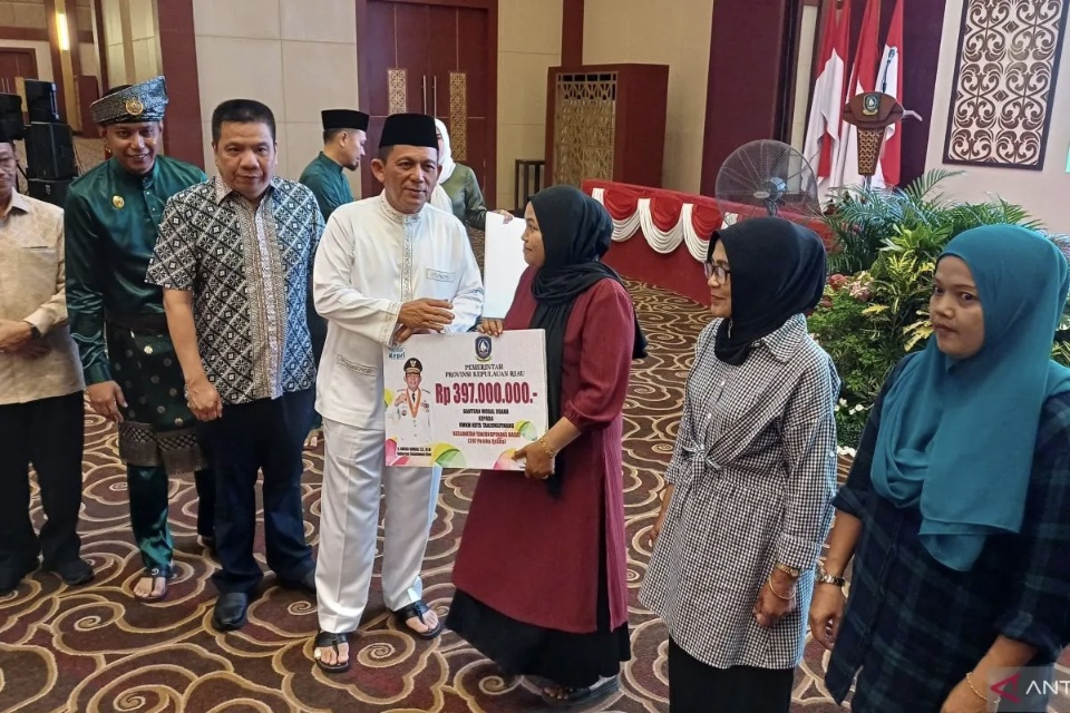 Gubernur Kepri Ansar Ahmad Serahkan Bantuan Pengembangan Usaha Bagi 1.965 UMKM