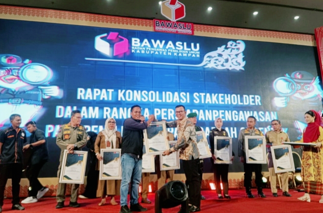 Bantu Sukseskan Tahapan PemiluBawaslu Berikan Penghargaan Kepada PWI Kampar