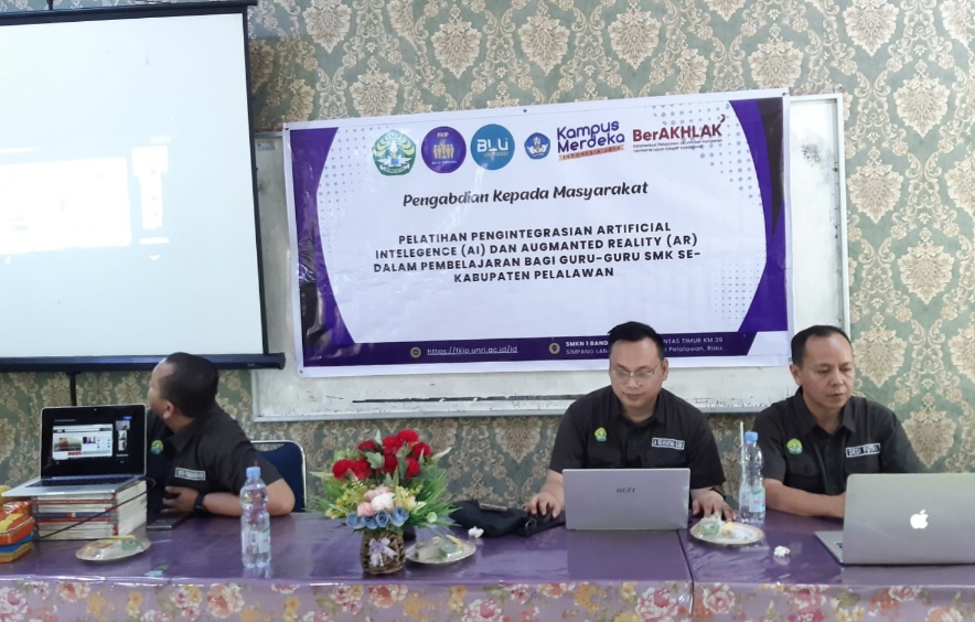 Tim Pengabdian FKIP Unri Latih Guru-guru Menulis Gunakan AI dan AR
