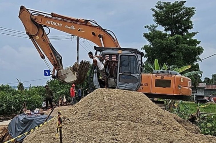 Dinas PUPR Riau Turunkan Alat Berat Untuk Tangani Longsor di Jalan Lintas Rengat-Tembilahan